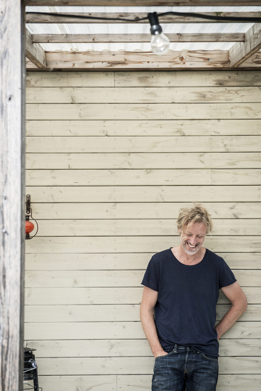 Bild på fotografen Charlie Drevstam på hans lantställe på Österlen.