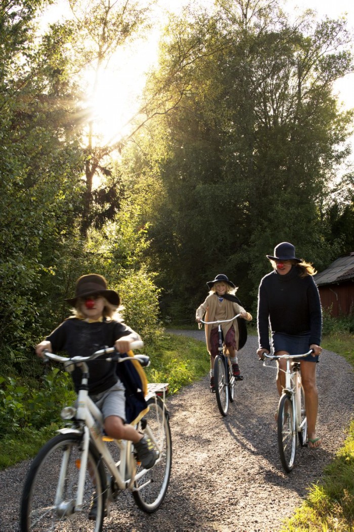 Se upp i backen, här kommer sommaren! Emma och barnen Julle och Fabbe i full karriär på cykel. På Arholma finns inga bilar.