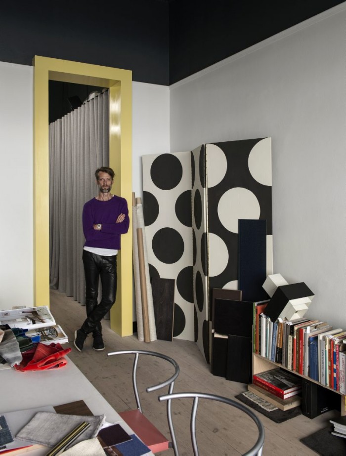 I Daniels ateljé på Kommendörsgatan samlas diverse materialprover och böcker på skrivbordet. Stolar, Philippe Starck.diverse lampor. Prickig vikskärm, egen design.