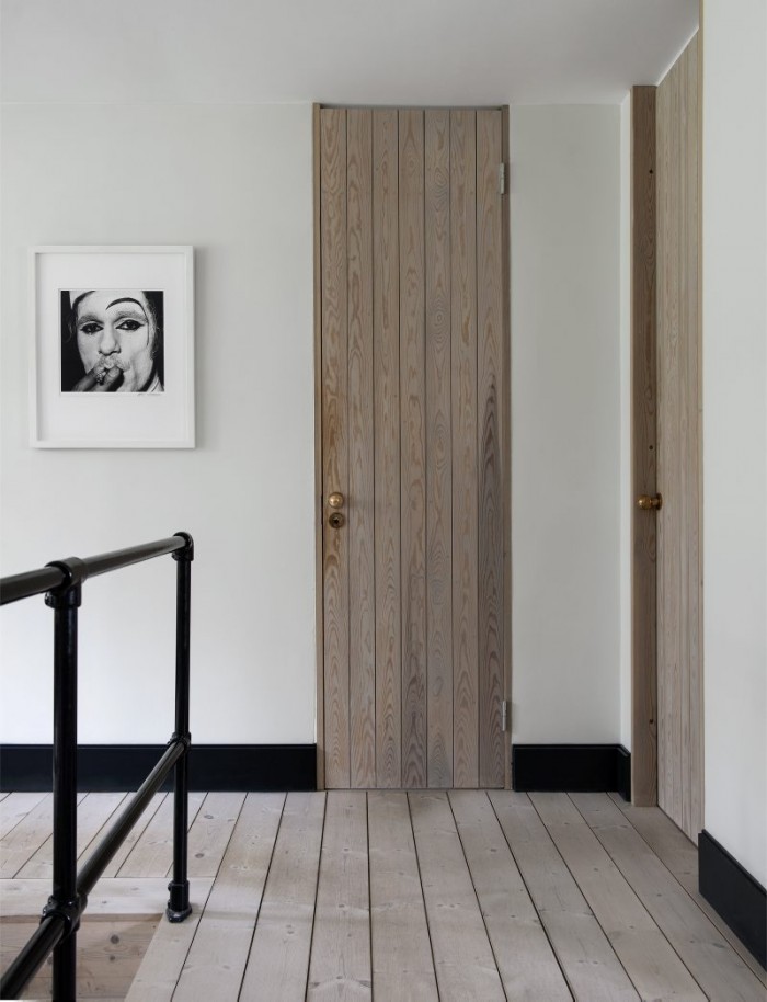 De egendesignade dörrarna går ända upp i taket för att skapa en illusion av högre takhöjd. Handtagsknopp av brons, foto Hans Gedda.