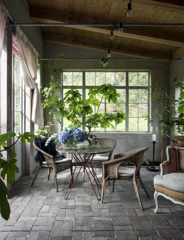 Fönster och dörrar i orangeriet är inköpta från rivningshus i Danmark. Orangeriet är sedan ritat och byggt utifrån dessa. Möbler och krukor är ett hopplock av auktionsinrop och en del egen design, eller »sammansamplade« av andra delar.