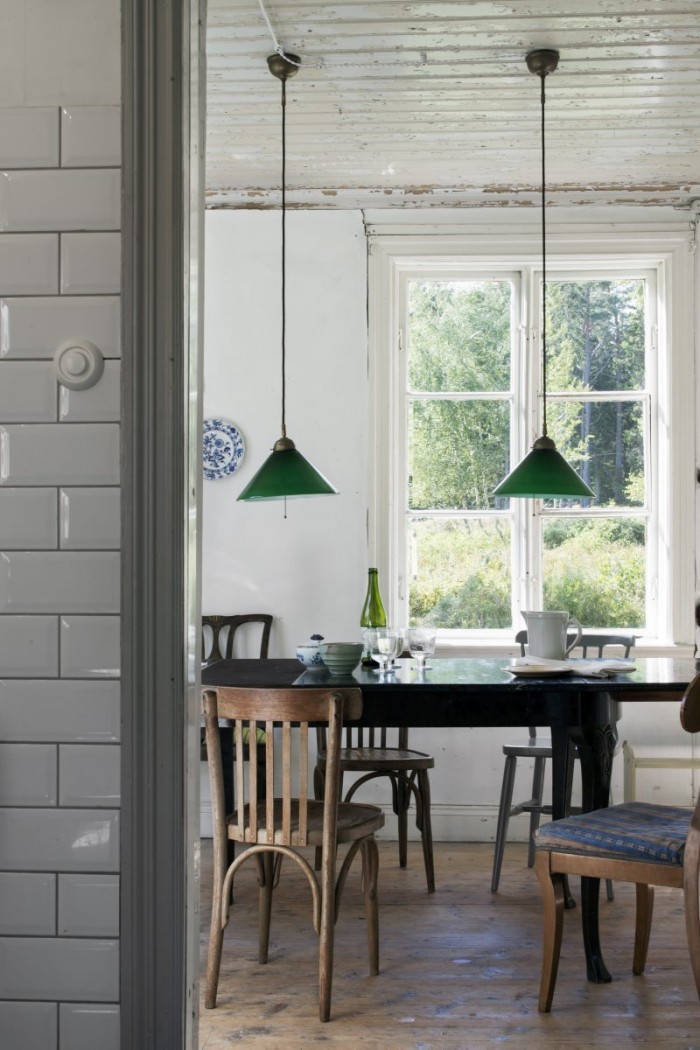 Vy in till matsalen som ligger bredvid köket. På landet inreder den annars så moderna Emma med loppisfynd och arvegods.