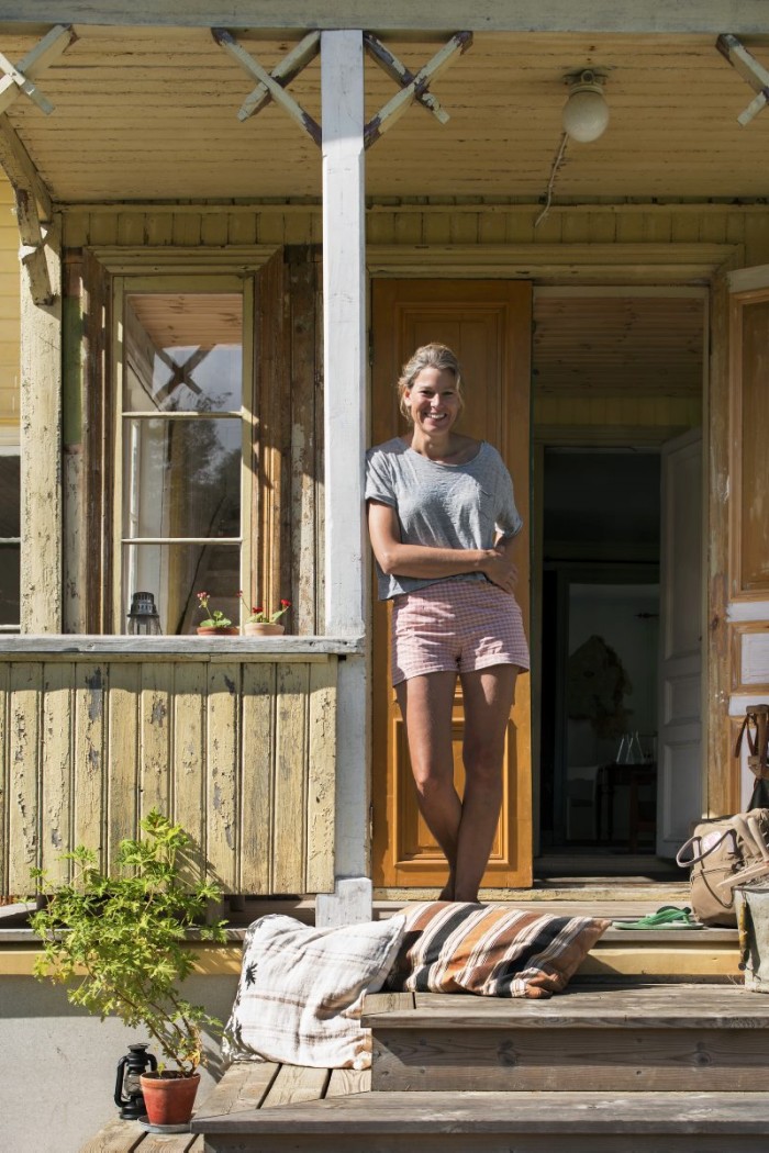 Huset renoveras steg för steg och med noggrann byggnadsvårdsresearch. Emma kan hålla ett femton minuters föredrag om taklisten och åt vilket håll den ska vändas.