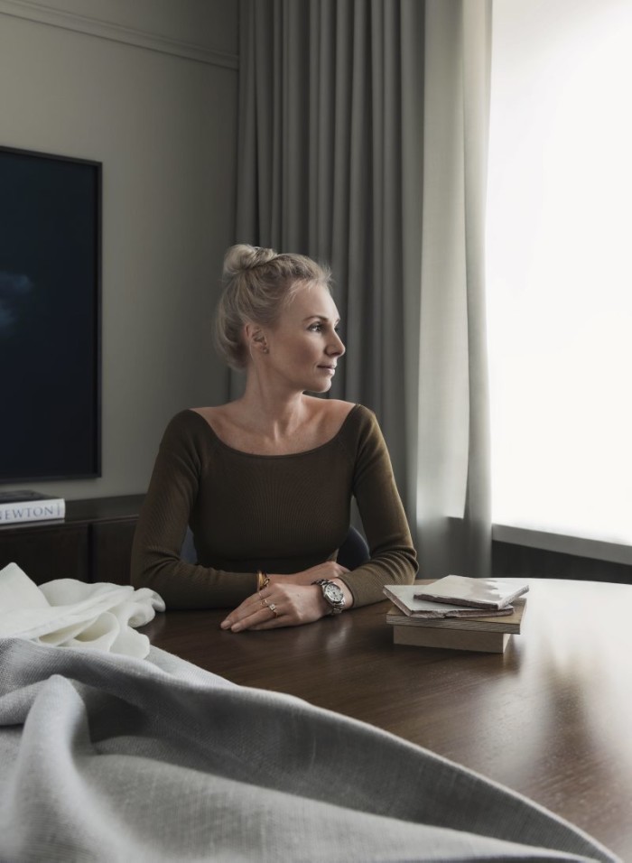 Hanna i matsalen vid matbordet som är en av de första produkterna för egna märket Rood som hon driver tillsammans med vapen- dragaren Louise Liljencrantz.