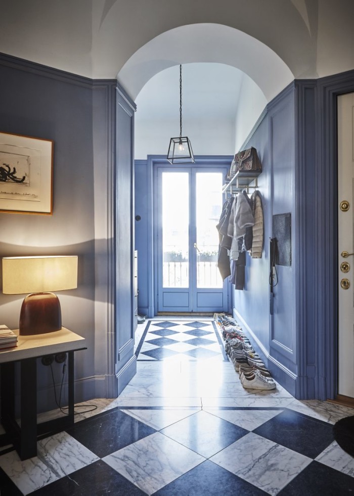 Från hallen kan man titta ut på inner- gården. Lampa Christian Liaigre. Konst Bernard Vener. Pendel inköpt i London. I hallen hänger konstverket NO av Santiago Sierra, inköpt via Liliana Tovar.