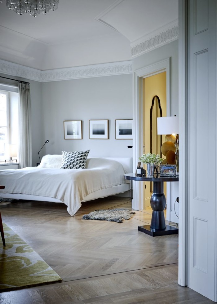 Master bedroom som så småningom kommer att bli ett bibliotek. Konst av Hiroshi Sugimoto. Bord Christian Liaigre, kudde på sängen inköpt i New York, pälskudde, Prada. Lampa Pastille av Hervé van der Straeten.