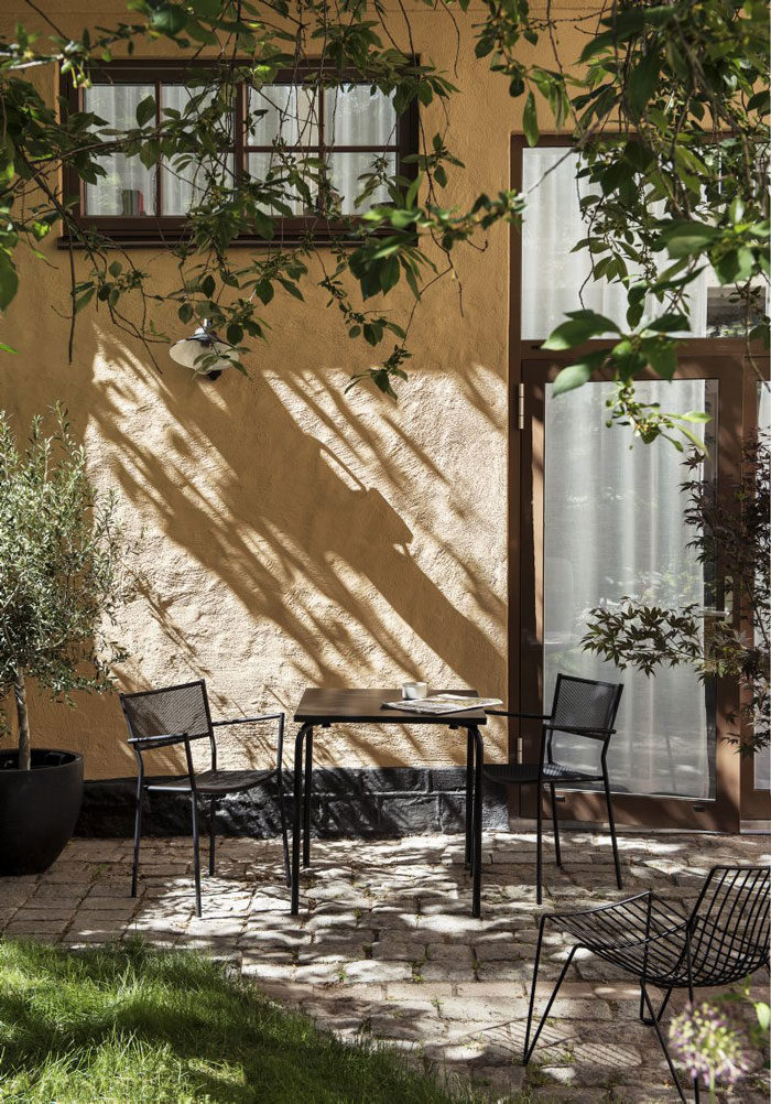 Utanför vardagsrummets glasdörrar finns en uteplats där familjen gärna äter frukost i morgonsolen. Gården totalrenoverades innan deras inflytt och nu finns det flera mysiga sittplatser.