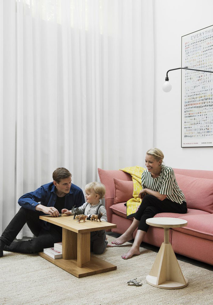 Takfönstren satte en konstnär, som i cirka 50 år hade gårdshuset som ateljé, in. För att inte bryta deras ljusinsläpp har vardagsrummet dubbel takhöjd. Fåtölj Hai chair av Luca Nichetto för Hem, lampa Potence av Jean Prouvé, soffa Mariposa av Edward Barber & Jay Osgerby, båda Vitra.