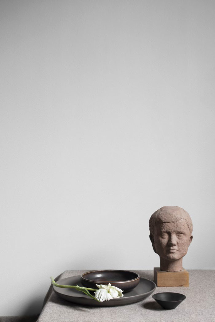 Liten och mellanstor skål, Carl Harry Stålhane för Rörstrand. Uppläggningsfat ur kollektionen Sinnerlig, Ilse Crawford för Ikea. Skulptur i lera, Bertil Lundgren, 1960.