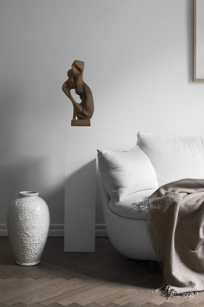 Golvvas, Höganäs. Träskulptur från 1950-talet, oidentifierad konstnär. Soffa Bart canapé, design Moooi works/Bart Schilder för Moooi. Kashmirfilt från Ralph Lauren home.