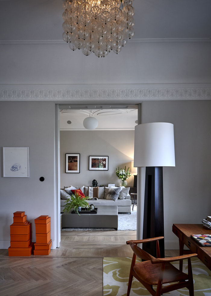Skrivbord av Nanna Ditzel. Konst bröllopsgåva av Charlotte Gyllenhammar, askar Hermès, golvlampa Christian Liaigre. Matta från Marni, mönster av Rug company.