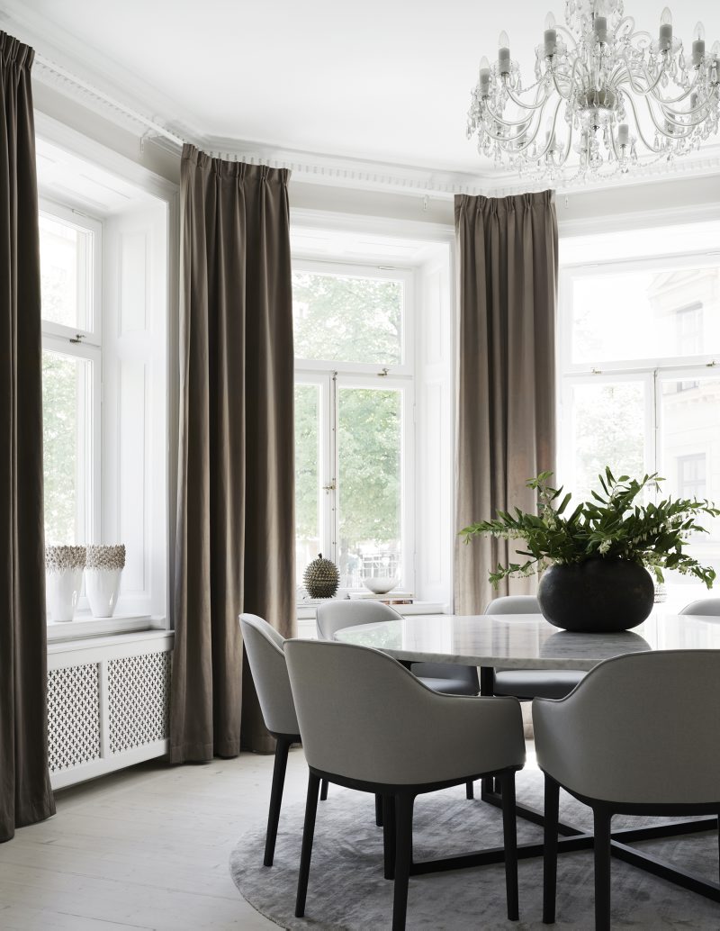 Designikoner och hotellkänsla i smakfull sekelskiftesvåning ...