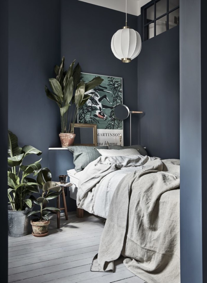 Samtliga sängkläder är köpta på Norrgavel. Rund bordsspegel Me Mirror, design Mathias Hahn för Asplund. Taklampa köpt på Svenskt tenn. Pall från Norrgavel.