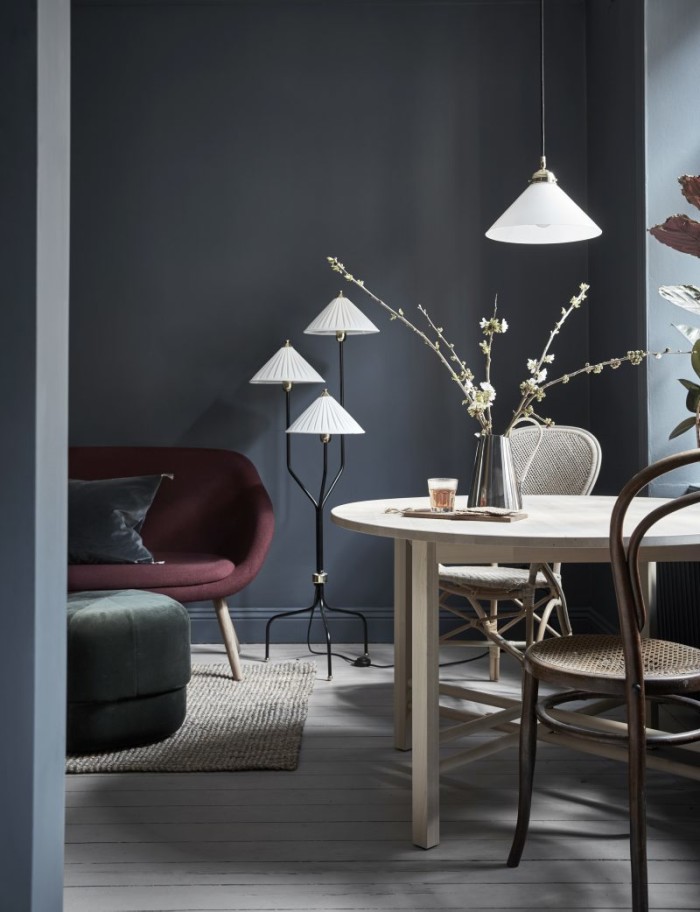 Framför fönstret står matbordet Björksnäs från Ikea. Kanna i stål, Stelton. Rottingstol Rossini, Sika design/Artilleriet och Thonetstol köpt på auktion. Taklampa från Byggfabriken. Sittpuff i sammet från Normann Copenhagen. Soffa About a lounge sofa, design Hee Welling för Hay. Kudde i sammet, Norrgavel, och golvlampa från Svenskt tenn.