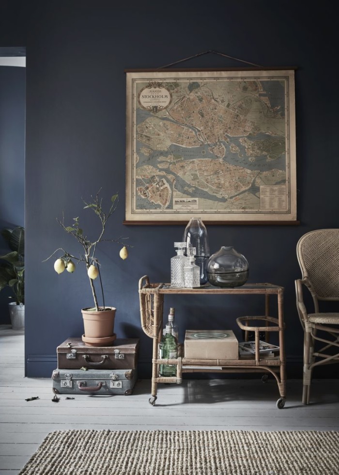 Resväskor, privata. Drinkvagn i rotting köpt på Dusty deco. Glasvaser från Kosta Boda, Asplund. Stol i rotting Rossini från Sika design, Artilleriet.