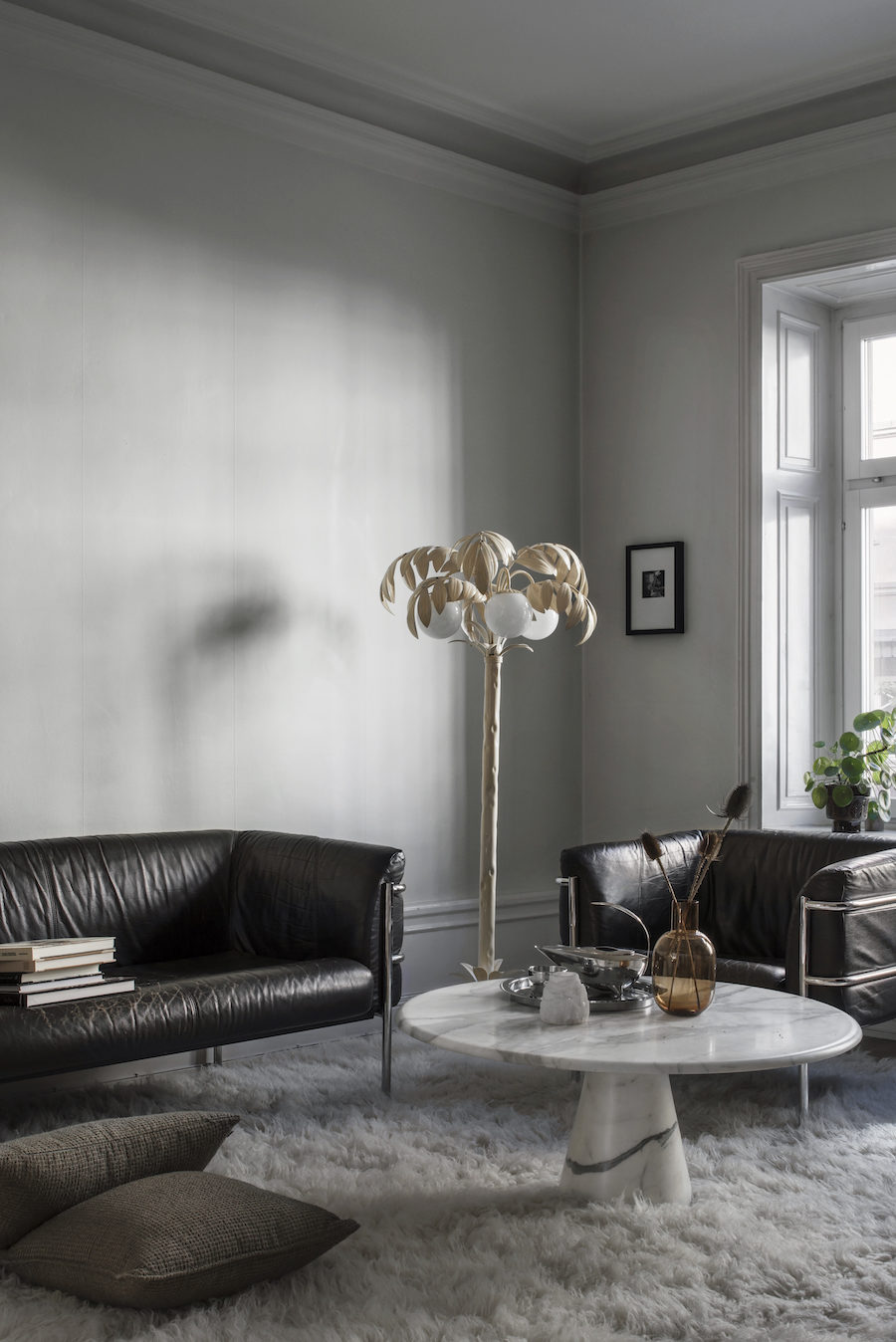 Soffa och fåtölj från Lauritz, bord från Bukowskis, matta från Layered hemma hos Michelle Meadows.