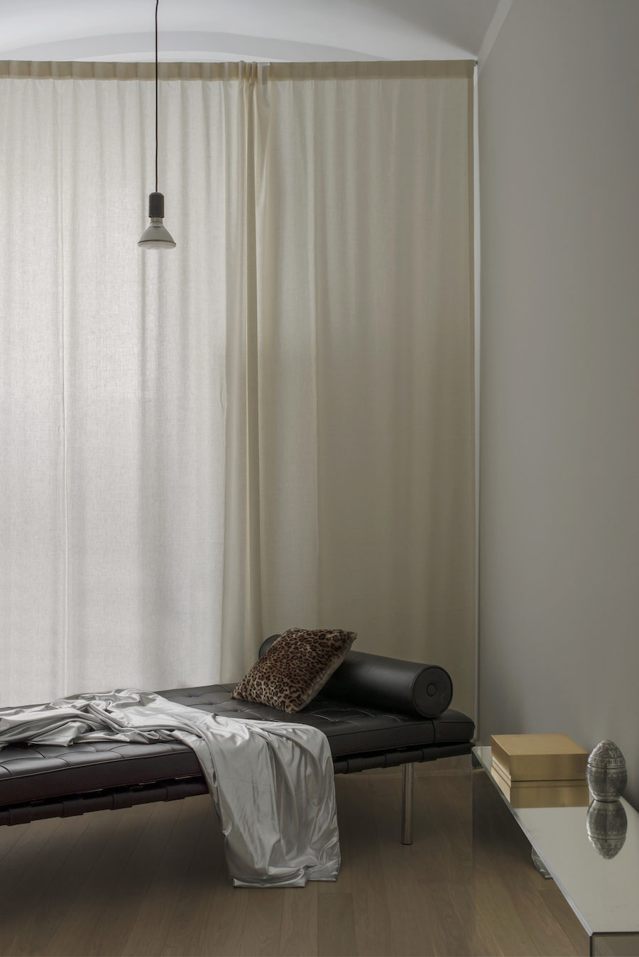 Bild på dagbädd av Mies van der Rohe, silvrigt överkast från Magniberg och egendesignat spegelbord.