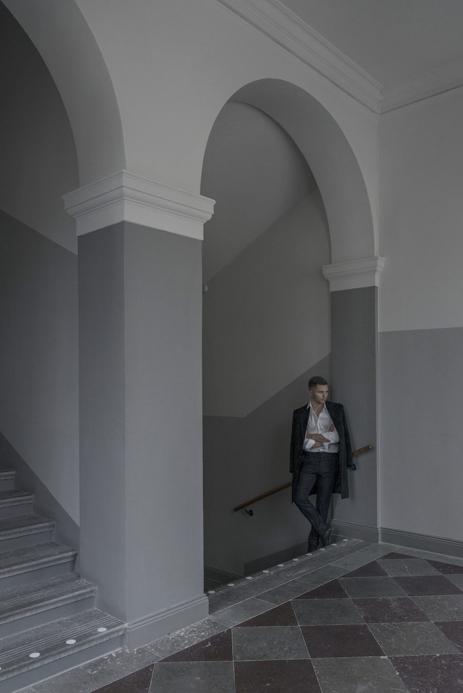 Bild på Alexander Söderqvist i trapphuset på lägenheten i kvarteret Vega.