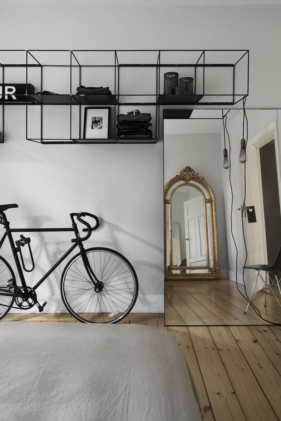 Cykel från Bikeid, guldspegel från Lauritz. Sladdlampa från Frame med led-lampa från Buster + Punch hemma hos Michelle Meadows.