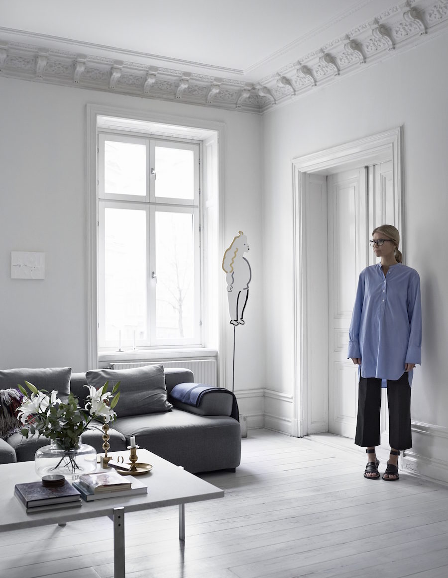 Anna Teurnell i sitt vardagsrum.