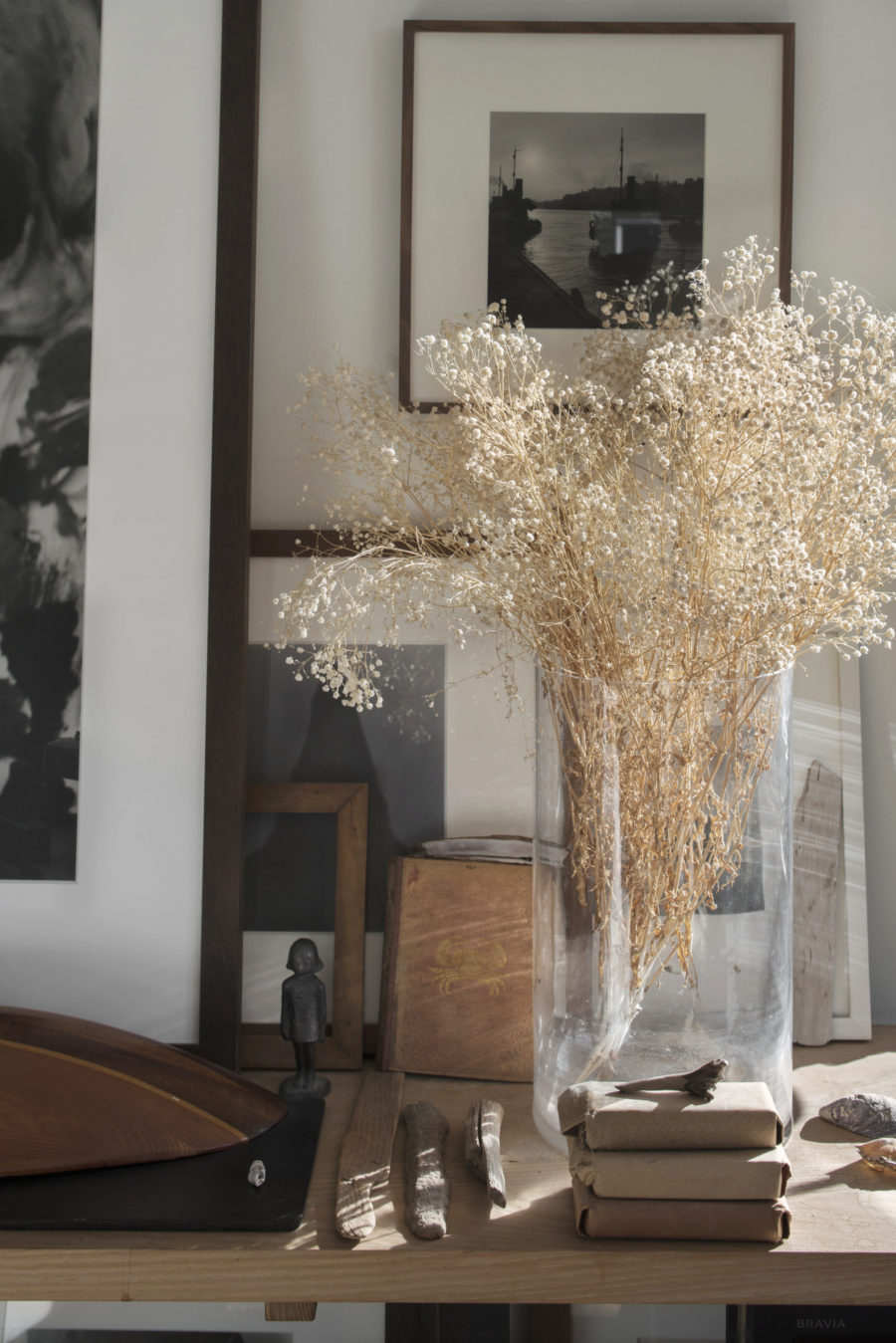 Bild på torkade blommor i vas hemma hos Johan Fredlund och Jenny Kästel Tavassoli.