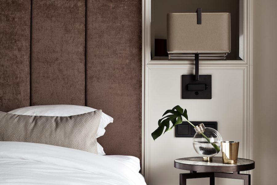 Bank Hotels hotellrum i naturnära toner och lyxiga materialval.