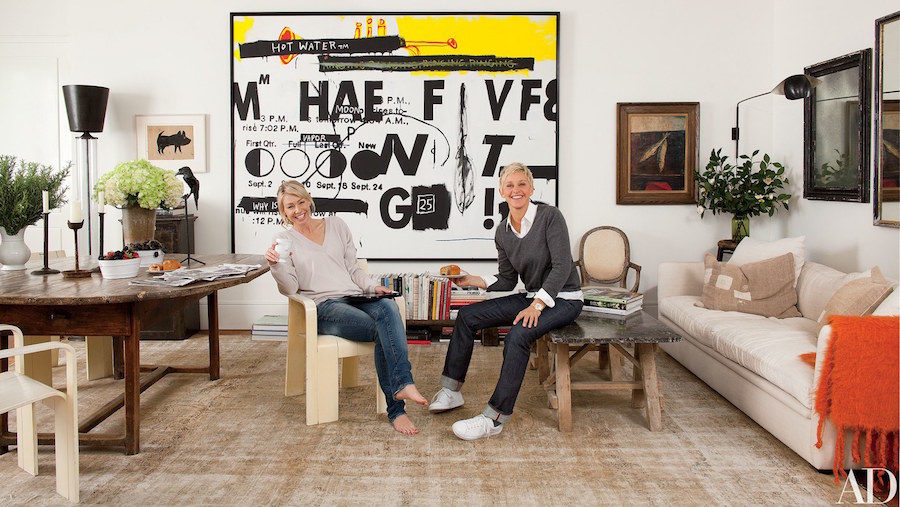 Bild på Ellen DeGeneres och Portia de Rossi i sitt hus i Beverly Hills.