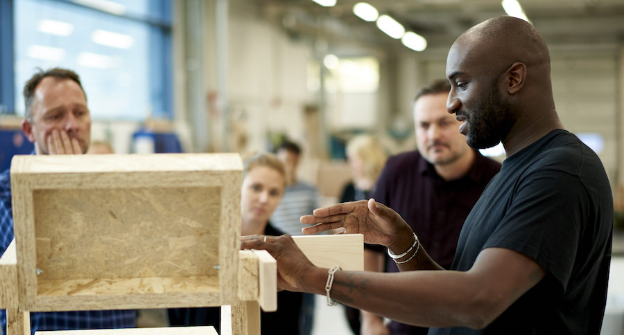 Modedesignern Virgil Abloh på besök på Ikea.